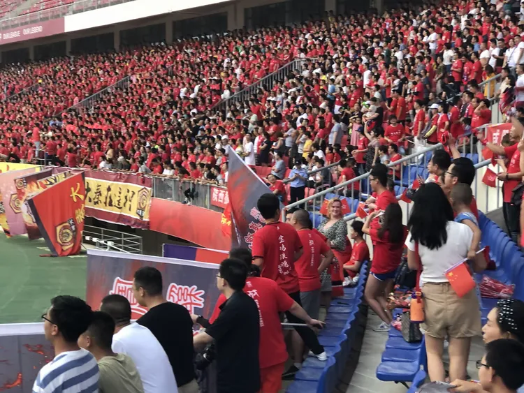 包含蒂姆回归赛场，赛况扑朔迷离首场状态亮眼，澳大利亚队观众沸腾！的词条