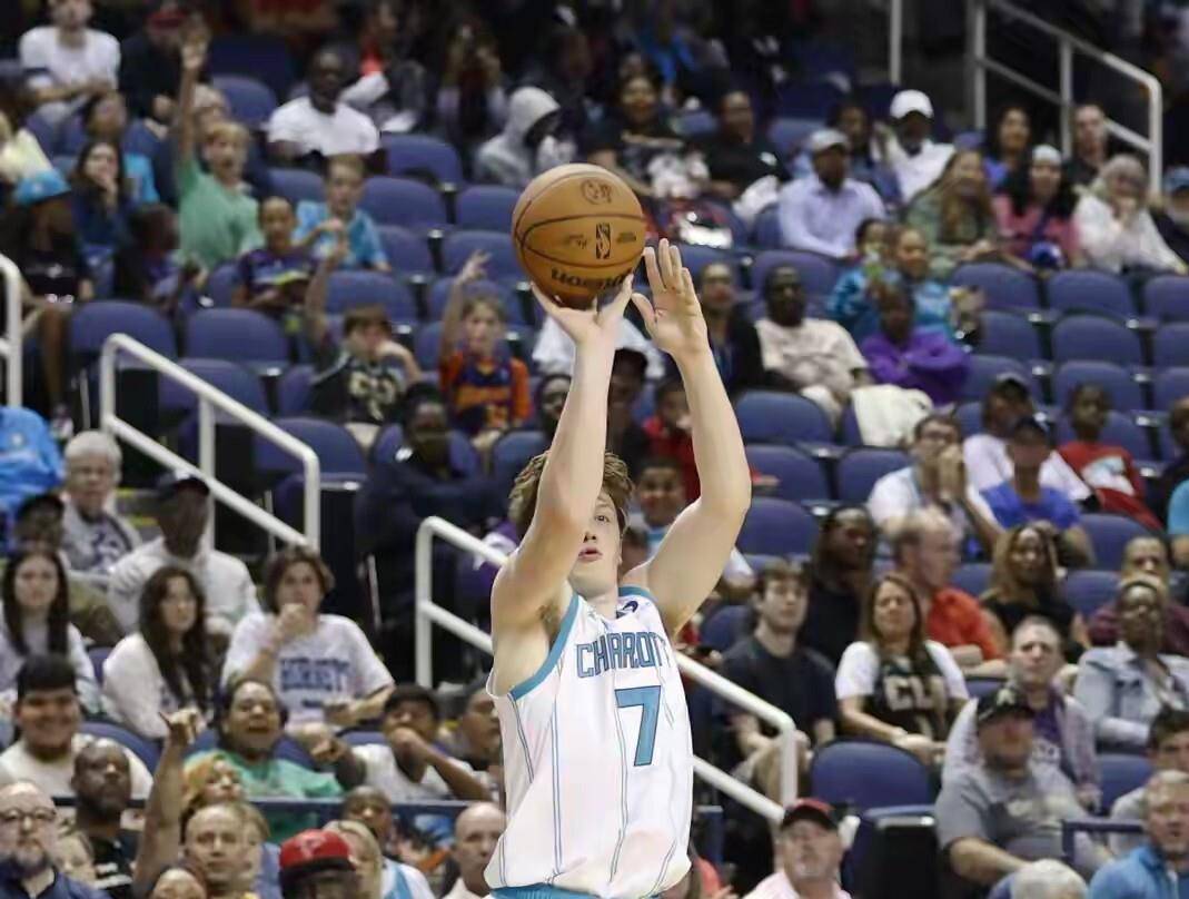 集结日体能课后；新奥尔良鹈鹕主帅复盘备战CBA季后赛；信心回归；年轻球员得到机会的简单介绍